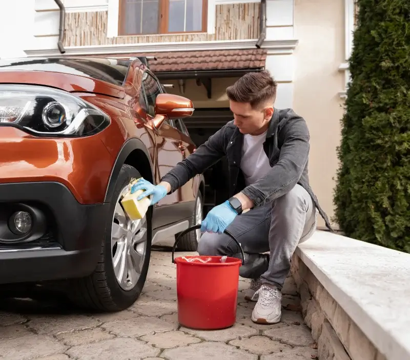 Lavage auto à domicile Juillé : professionnel intervenant sur un véhicule